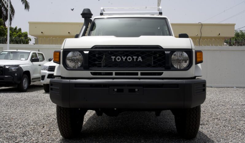 
								Toyota Land Cruiser 76 Hardtop 4WD full									