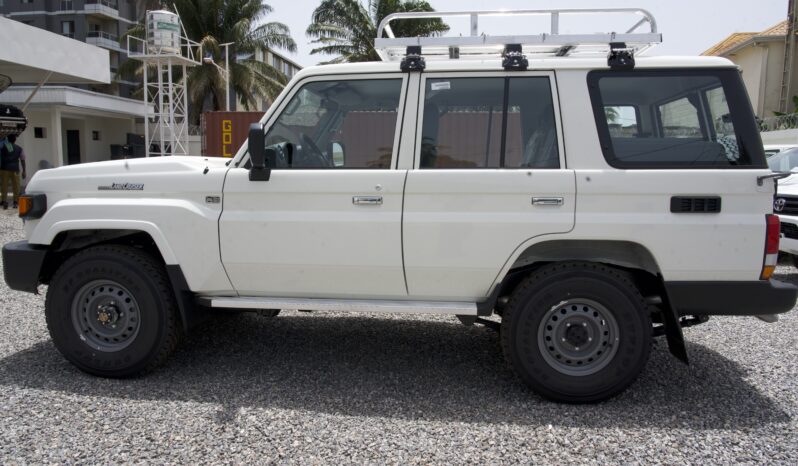 
								Toyota Land Cruiser 76 Hardtop 4WD full									